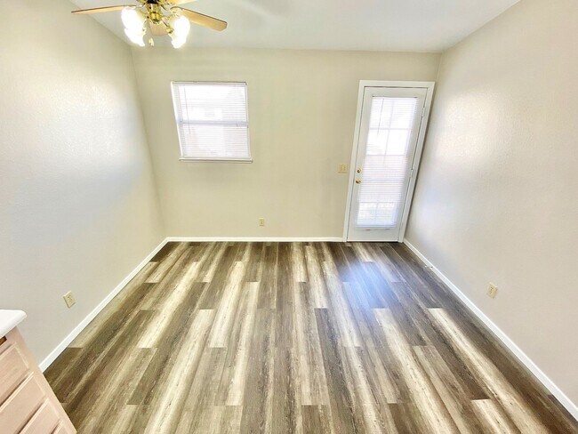 Building Photo - STUNNING 2 BEDROOM, 2 BATH CONDO LOCATED I...
