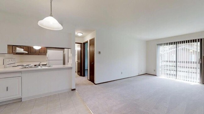 Building Photo - Lower 1 Bedroom 1 Bathroom Apartment Available