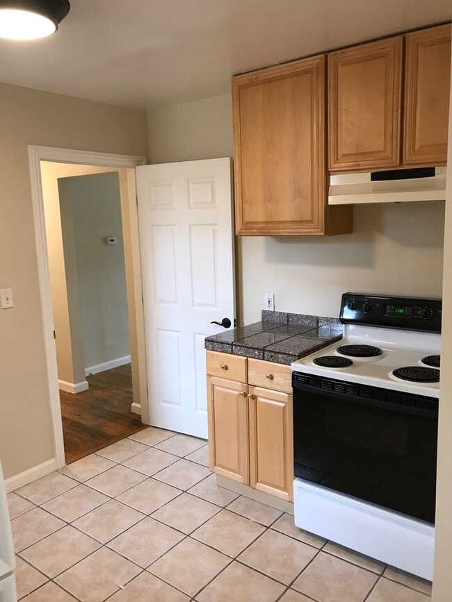 Building Photo - Downtown Pleasanton Charmer 3 BR 1 BA