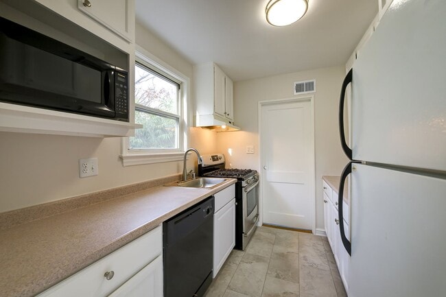 Building Photo - Charming 3BR Home with Fenced Backyard & Patio in Silver Spring