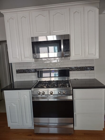 Building Photo - 558 Brooks Ave