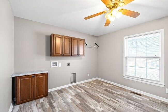 Building Photo - 329 Donna Dr