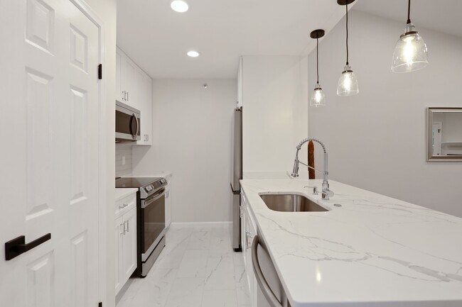 Side view of kitchen - 3309 Wyndham Cir