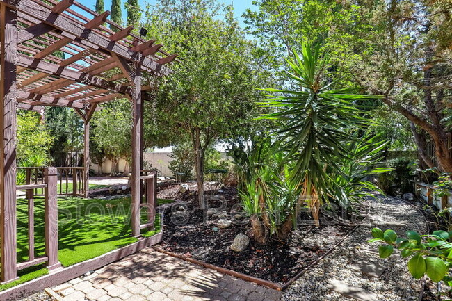 Building Photo - 2041 Crater Peak Way