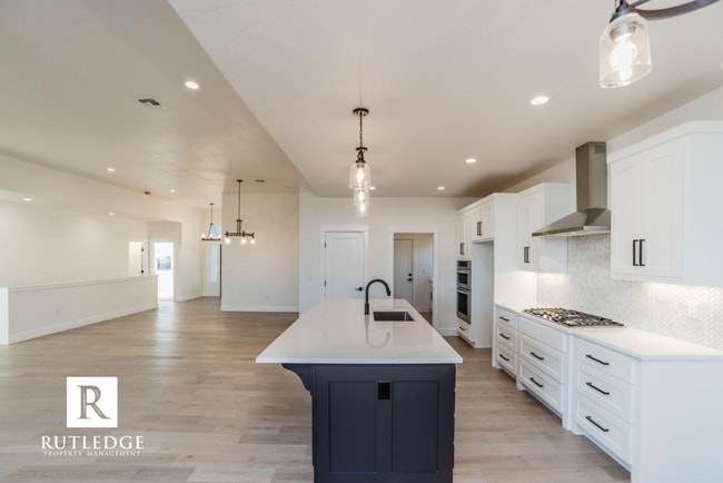 Building Photo - East Medford Cedar Links Living
