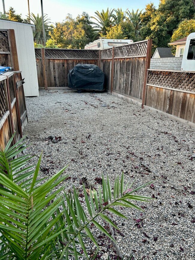 Building Photo - N San Pedro