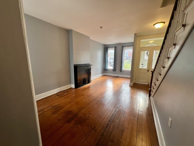 Building Photo - 533 W Walnut St