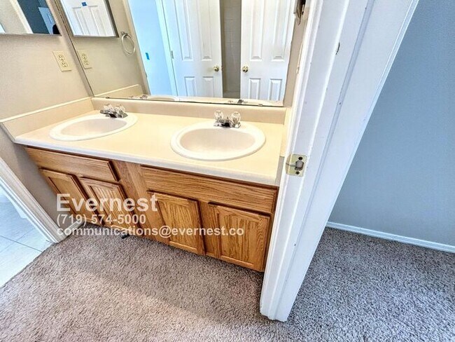Building Photo - Gorgeous 3-Bedroom Home with Cozy Fireplac...