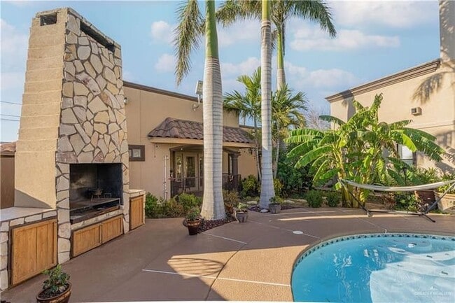 Primary Photo - 682 Alto Bonito St