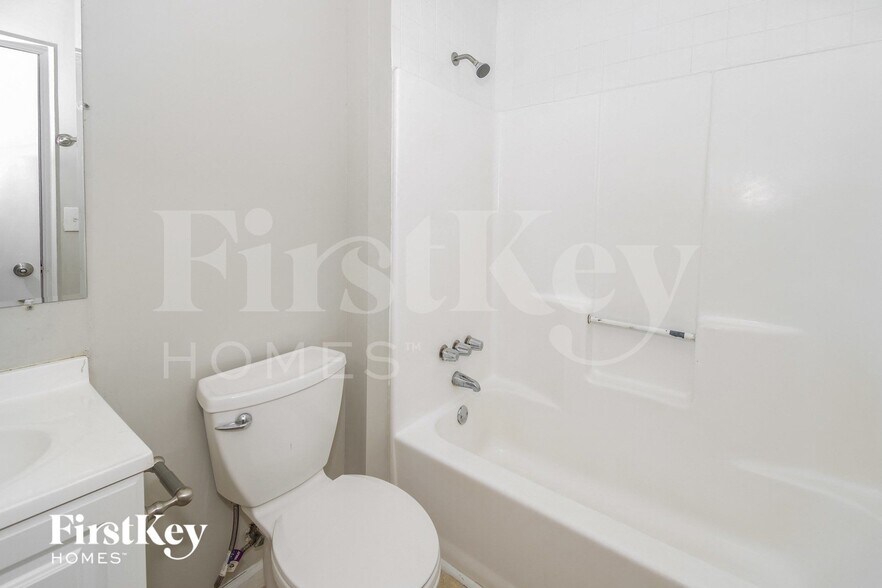 Building Photo - 1648 Olde Oak Dr