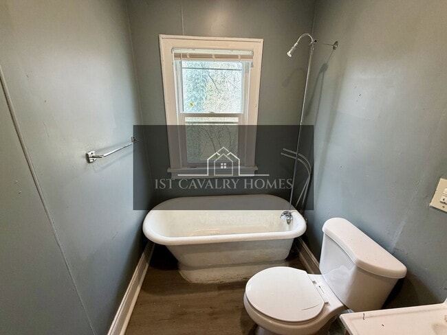 Building Photo - 578 Hoye Ave