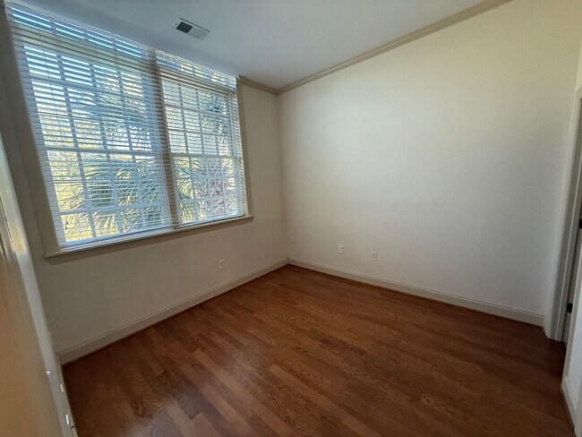 Building Photo - 705 Maple St