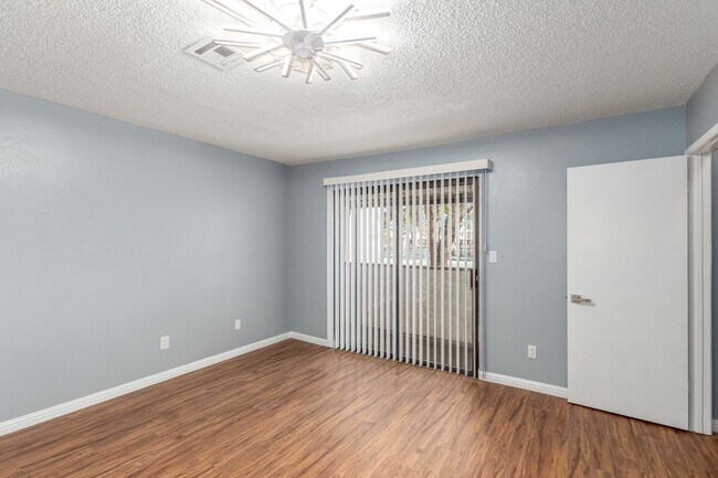 Building Photo - Remodeled 2 bedroom unit just minutes from...