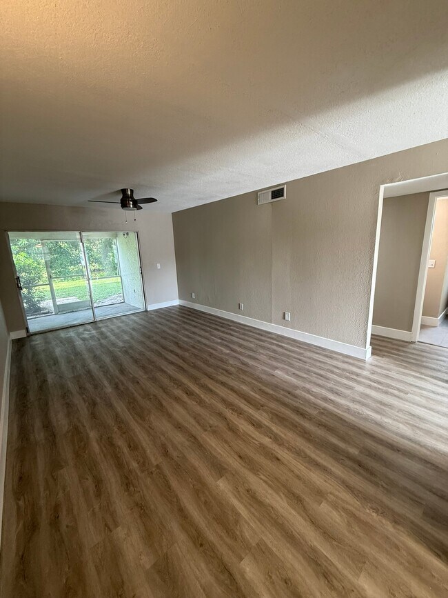 Building Photo - 3322 Camelot Dr