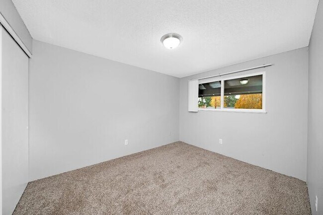 Building Photo - Lovely 2 Bedroom, Hurry In Today!! $500 VISA GIFTCARD AT MOVE IN, JUST IN TIME FOR THE HOLIDAYS!
