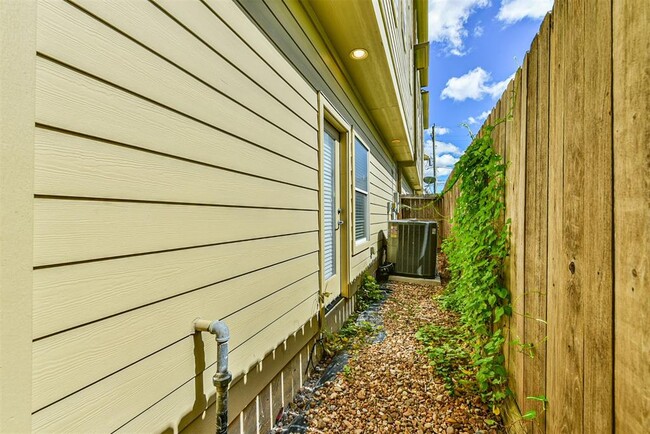 Building Photo - 1117 St Agnes St