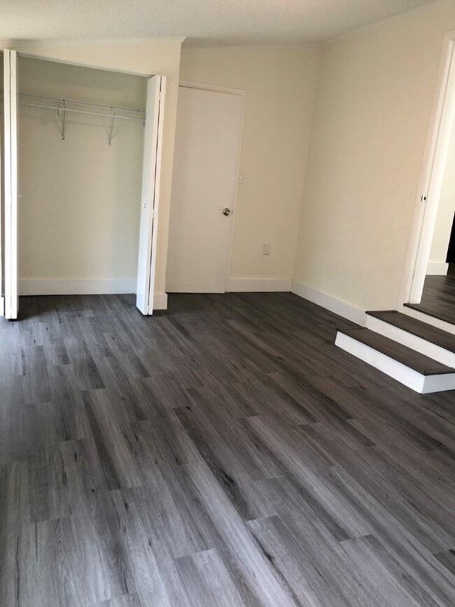 Building Photo - Cute & Cozy 2BD/2BA + Bonus Room Available...