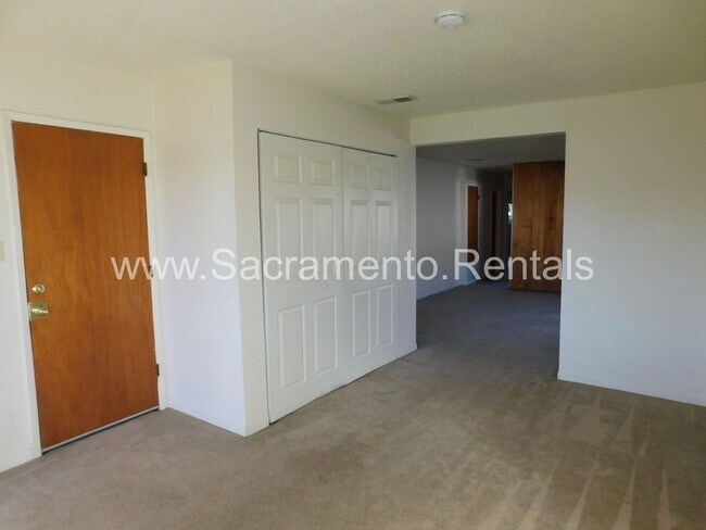 Building Photo - Spacious 2bd/1 ba Foothill Farms Duplex Wi...