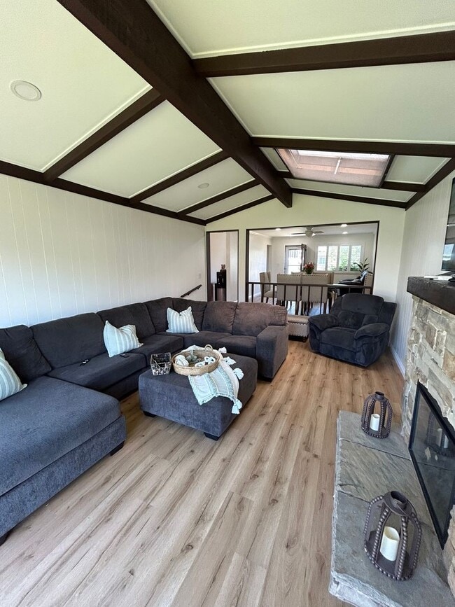 Building Photo - Beautiful 3 Bedroom 2 Bath !!