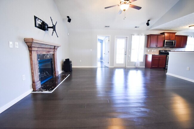 Building Photo - 3 Bedroom 2 Bath Home-Pets Allowed