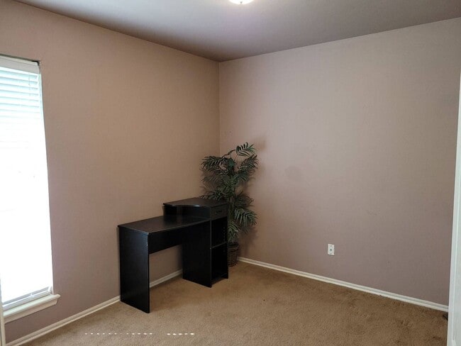 Building Photo - Very Nice 3 Bedroom 2 Bath Home in Mustang Schools