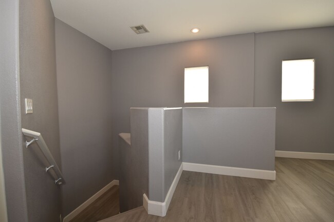 Building Photo - Spacious 2 Bed 2 Bath with Attached Car Ga...