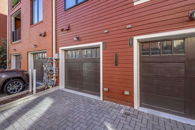 Building Photo - Updated 3br/2.5ba Condo Townhome Alexandria Walk to Metro