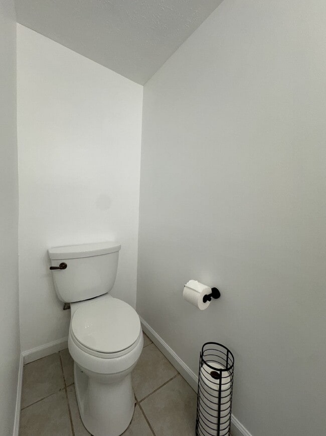 Building Photo - 2 Bedroom 1.5 bath Townhome - just RENOVATED