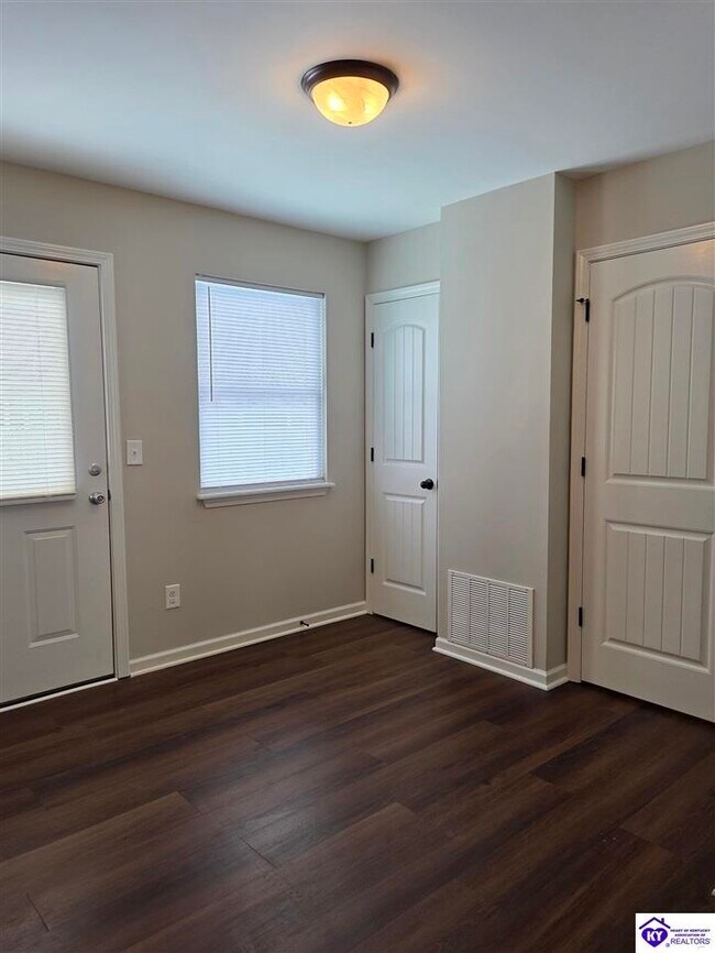 Building Photo - 158 Vineland Pkwy Dr