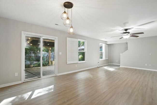 Building Photo - Fully Updated and Move-In Ready with Excep...