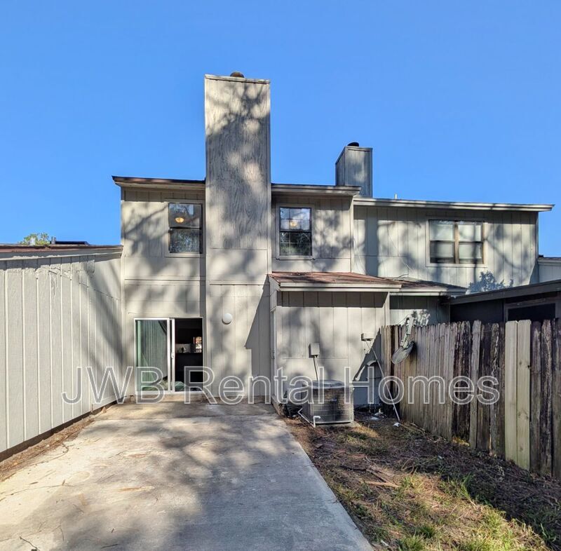 Building Photo - 5556 Bennington Dr