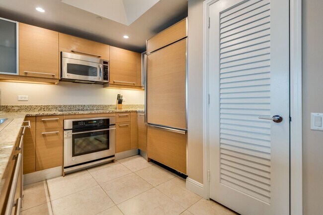 Building Photo - Turnberry Towers 1904E-Strip/Golf/City Views from this Fully Furnished 1Bd Residence