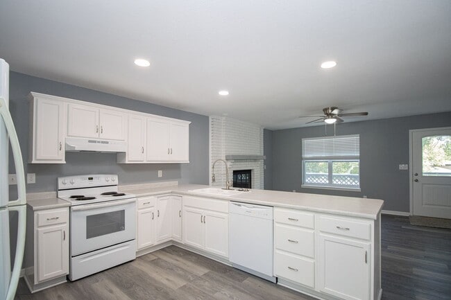 Building Photo - 3 Bed 2 Bath Home in Meadowbrook West Neighborhood