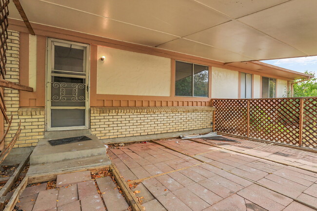 Building Photo - $2,600.00, 3-bed, 2.5-bath, located in Lak...