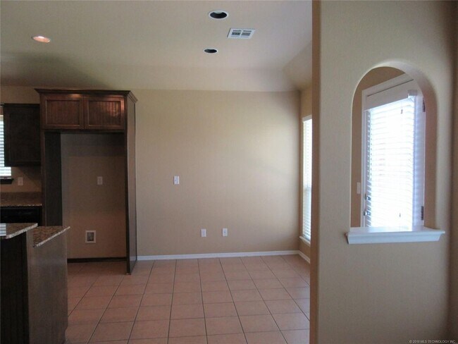 Building Photo - 4 Bed | 2 Bath in Owasso!