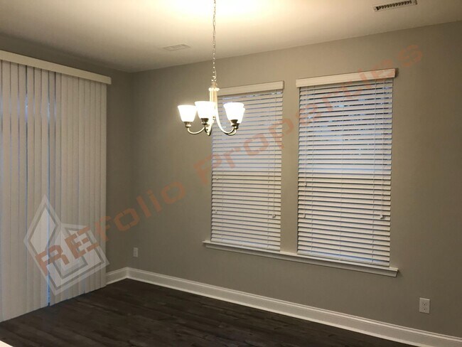 Building Photo - Grand 5 Bedroom 3 Baths House w/1st FL gue...