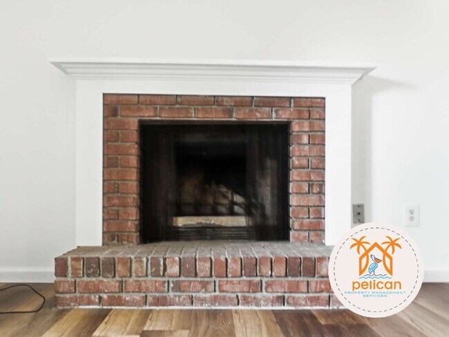 Building Photo - Bright townhome in the heart of Pensacola