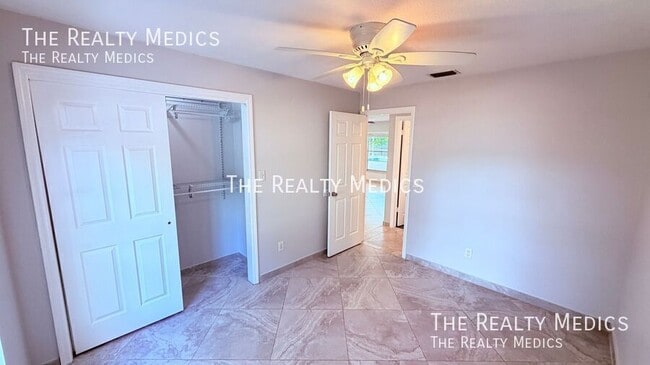 Building Photo - 6 Carriage Hill Cir