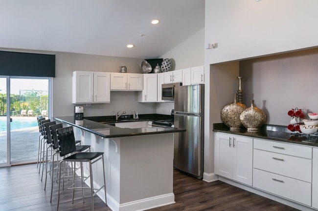 Building Photo - Skyridge Club Apartments