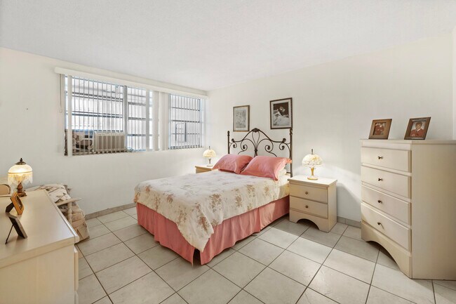 Building Photo - 1333 E Hallandale Beach Blvd