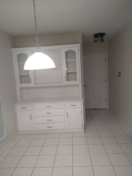 Building Photo - 2100 Arlena Dr