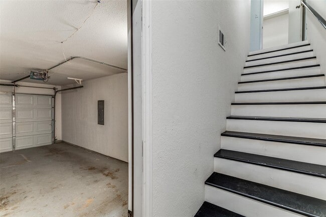 Building Photo - 606 Ridgeline Dr