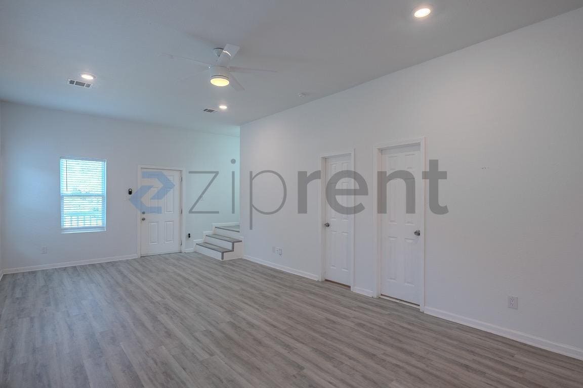 Building Photo - Unit