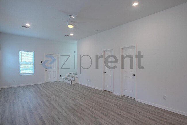 Building Photo - Unit