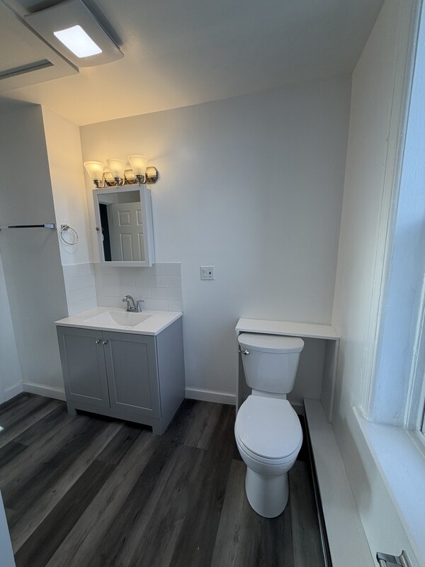 Building Photo - 241 Saratoga St