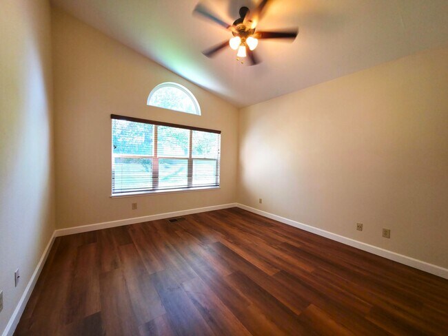 Building Photo - Beautifully Updated 3 Bedroom 2 Bath Updated Home in Lakeridge Springs with Included Yard Care