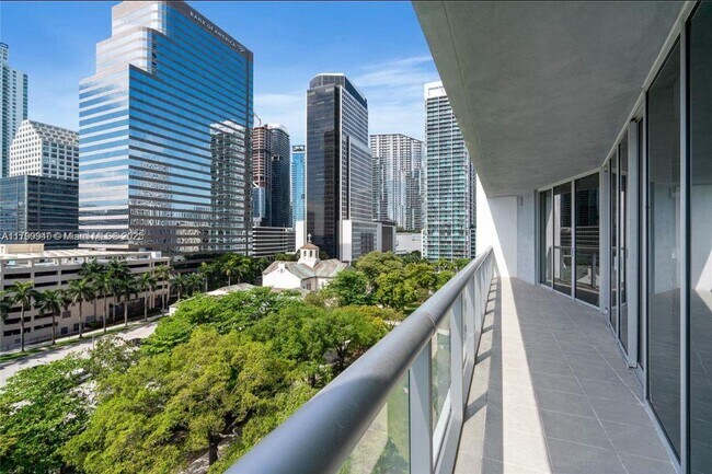 Building Photo - 495 Brickell Ave
