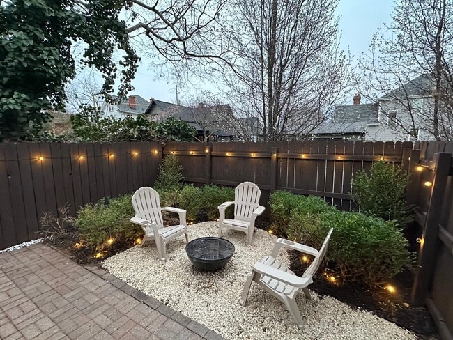 Building Photo - 106 E Gates St