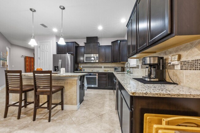 Building Photo - Beautifully Maintained home in Pool Community!