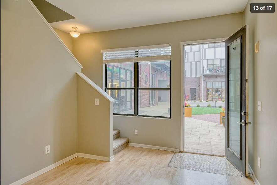 Building Photo - 400 E Locust St
